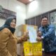 Ketua DPD II Partai Golkar Kabupaten Pidie, T Saifullah, TS menyerahkan bantuan rapid tes antigen yang diterima langsung oleh Kadis Kesehatan Kabupaten Pidie dr Arika Husnayanti Aboebakar di ruang kerjanya, Selasa ( 10/1).Waspada/Muhammad Riza