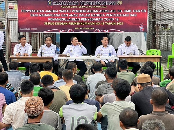 Kalapas Kelas IIB Lubukpakam Alanta Imanuel Ketaren dan lainnya saat sosialisasi program asimilasi. (Waspada/ist)
