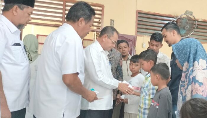 Sekda Pidie Serahkan Bantuan Untuk Anak Yatim Piatu