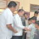 Sekda Pidie H Idhami sedang memberikan bantuan berupa uang tunai secara simbolis kepada perwakilan anak yatim di Kecamatan Mutiara Timur, Rabu (11/1) Waspada/Muhammad Riza