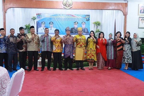 Wali Kota Binjai H Drs Amir Hamzah M AP berpoto bersama dengan Kapolres yang baru dan yang lama usai acara pisah sambut(waspada/Nazelian Tanjung).