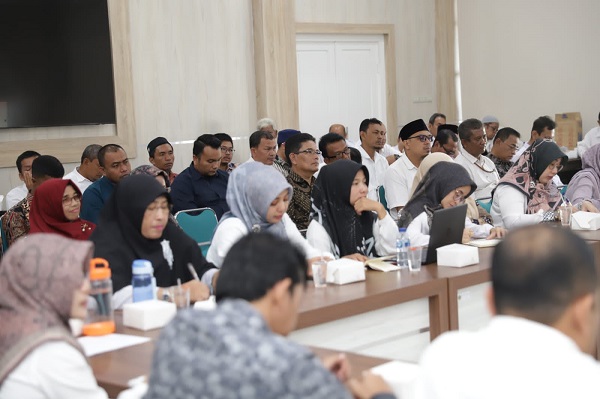 Kakanwil Kemenag Aceh DR Iqbal membuka Raker Kepegawaian 2023 dihadiri pejabat Kemenag Pusat, berlangsung di Aula Kantor Kemenag Aceh, Rabu (11/01/23). (Waspada/T.Mansursyah)