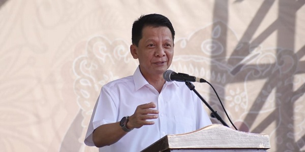 Penjabat (Pj) Gubernur Aceh, Achmad Marzuki, memberikan sambutan dan arahan saat membuka event 'Parade Of Art, Science and Religion (PASCAL)' ke-11, di SMA Negeri 10 Fajar Harapan, Banda Aceh, Kamis (12/1). (Waspada/Zafrullah)
