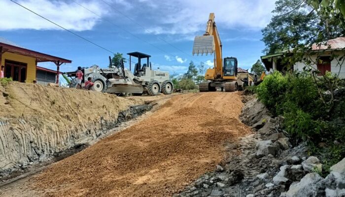 Kontrak Sudah Habis, Pekerjaan Jalan Sihapilis Dilanjutkan Dan Terkesan Asal Jadi