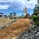 Tampak alat berat Dinas PUTR Samosir masih bekerja di lokasi Proyek Lanjutan Rekonstruksi Jalan Sp. Jln Nasional Jemb Sihapilis - Sp. Jln Nasional Tanjungan Kecamatan Nainggolan. (Waspada/Tumpal P Sijabat)