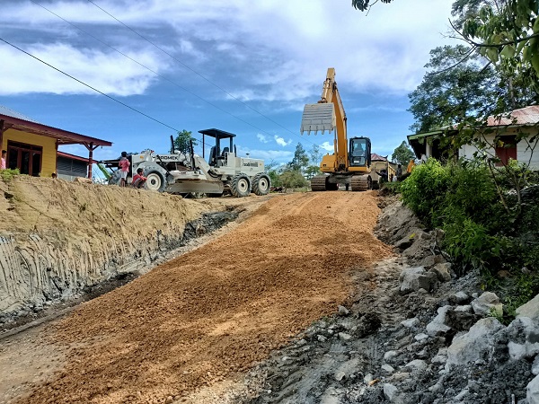 Tampak alat berat Dinas PUTR Samosir masih bekerja di lokasi Proyek Lanjutan Rekonstruksi Jalan Sp. Jln Nasional Jemb Sihapilis - Sp. Jln Nasional Tanjungan Kecamatan Nainggolan. (Waspada/Tumpal P Sijabat)