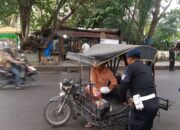 Aksi Jumat Berkah Brimob Bagikan Nasi Kotak