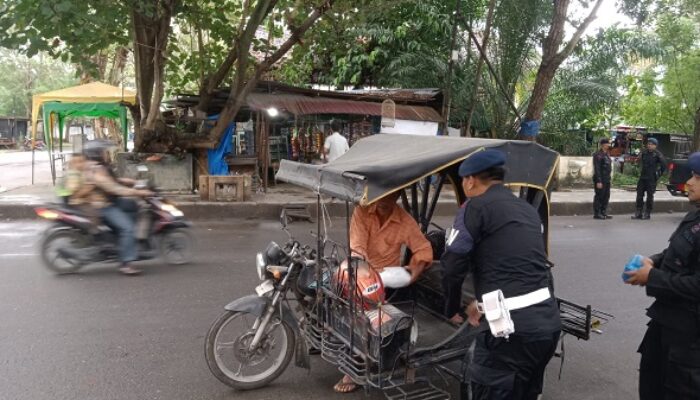 Aksi Jumat Berkah Brimob Bagikan Nasi Kotak