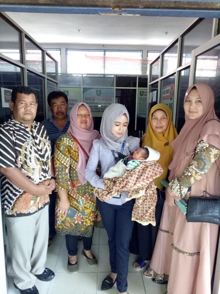 Bayi laki-laki ditelantarkan orangtuanya, kemudian hak asuhnya diambil Pemkab Madina melalui Dinas Sosial P3A Kab. Madina. Waspada.id/dok