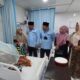 SANTUNI KORBAN TERBAKAR: Bendahara Umum DPD BKPRMI Aceh Timur, Tgk H Sulaiman atau Tole, didampingi sejumlah pengurus lainnya menyerahkan bantuan dana Rp1 juta untuk meringankan beban keluarga dalam merawat Nurul Akla di RSU Graha Bunda Idi, Aceh Timur, Jumat (13/1). Waspada/Ist.