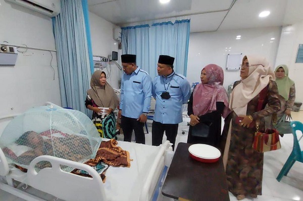 SANTUNI KORBAN TERBAKAR: Bendahara Umum DPD BKPRMI Aceh Timur, Tgk H Sulaiman atau Tole, didampingi sejumlah pengurus lainnya menyerahkan bantuan dana Rp1 juta untuk meringankan beban keluarga dalam merawat Nurul Akla di RSU Graha Bunda Idi, Aceh Timur, Jumat (13/1). Waspada/Ist.