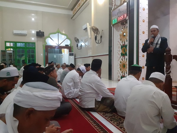 Ustaz Tgk Safriadi saat menyampaikan tausiah di hadapan jamaah safari subuh Pemko Langsa di Masjid Istiqamah Gampong Teungoh, Kecamatan Langsa Kota, Jumat (13/1). (Waspada /Ibnu Sa'dan)