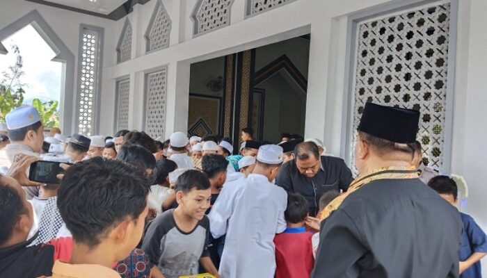 Jumat Berkah, Anggota DPR RI Salim Fakhry Bagikan Nasi Kotak