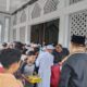 Jumat Berkah, Anggota DPR RI Salim Fakhry Bagikan Nasi Kotak. Waspada/Seh Muhammad Amin