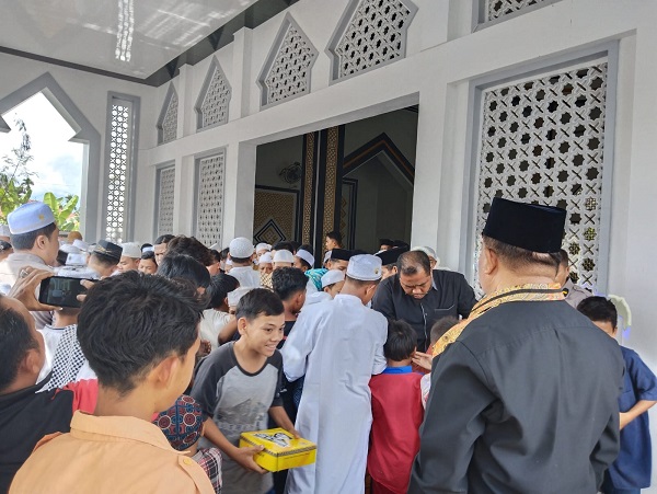 Jumat Berkah, Anggota DPR RI Salim Fakhry Bagikan Nasi Kotak. Waspada/Seh Muhammad Amin
