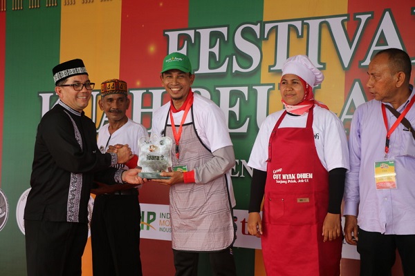 Pj Wali Kota Banda Aceh, Bakri Siddiq, menyerahkan hadiah kepada para pemenang Festival Kuah Beulangong yang digelar masyarakat Aceh se-Jabodetabek di Bogor. (Waspada/Ist)
