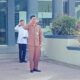 Kabid GTK Dikbud Agara, Safrizal, Ijal Alga saat pembina Apel, Senin (16/1) pagi. Waspada/Ist
