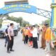 Pj Wali Kota Tebingtinggi, Muhammad Dimiyathi, S.Sos, M.TP bersama Wakapolres Tebingtinggi, Kompol Robert Sembiring, SH, MH, saat meninjau kegiatan kerja bakti massal jelang F1H20 Boat Race Danau Toba 2023. Waspada/Ist
