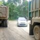 Truk 10 roda yang mengangkut material picu kerusakan jalan negara lintas Tangse-Beureunuen, Kabupaten Pidie. Senin (16/1) Waspada/Muhammad Riza