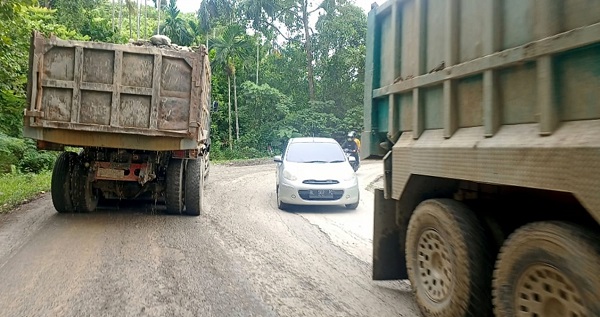 Truk 10 roda yang mengangkut material picu kerusakan jalan negara lintas Tangse-Beureunuen, Kabupaten Pidie. Senin (16/1) Waspada/Muhammad Riza