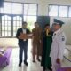 Camat Langsa Timur, Heri Setiawan, S.STP, MAP, saat melantik sekaligus mengambil sumpah jabatan kepada Penjabat Kwuchik Sukarejo, Wan Fahmil Zakwan, S.STP, di Aula kantor kecamatan setempat, Senin (16/1). Waspada/Rapian