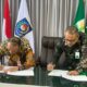 Pj. Wali Kota Lhokseumawe, Dr. Drs. Imran, M.Si, MA.Cd menjalin kerjasama dengan Kepala Bank Aceh Syariah cabang lhokseumawe , Taufik Saleh, Senin (16/1), untuk mempermudah pembayaran (-P2) melalui aplikasi Action Mobile Bank Aceh Syariah. Waspada/Ist