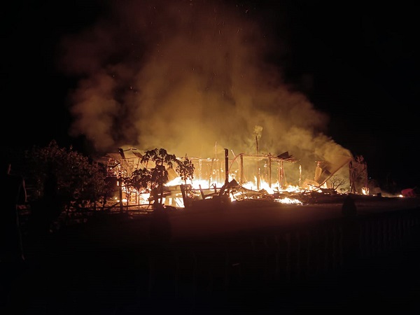 RUMAH TERBAKAR: Rumah milik Darwis terbakar di Gampong Gunong Putoh, Darul Ihsan, Aceh Timur, Senin (16/1). Waspada/M Ishak