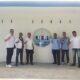 Direktur Perumda Air Minum Tirta Keumuneng, Azzahir didampingi Kuasa Hukum/Consultans Hukum, Zulfahriza SH, Ketua Koperasi Tirta Keumuneng, Raditya saat berfoto bersama para Karyawan Perumda Air Minum Tirta Uli, Kota Pematang Siantar, Senin (16/1). Waspada/Dede