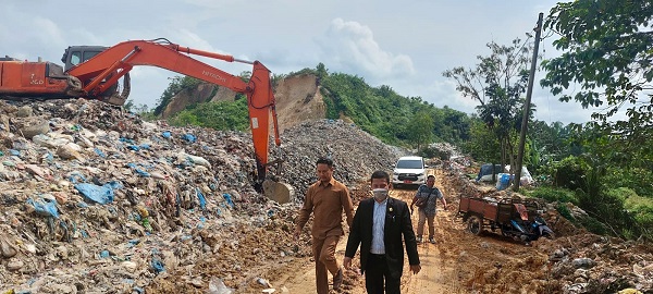 Ketua DPRK Langsa, Maimul Mahdi, saat meninjau TPA di Gampong Kebun Ireng dan Gampong Pondok Keumuning, Kecamatan Langsa Lama, Selasa (3/1), Waspada/Rapian