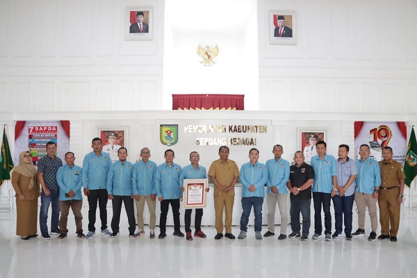 Bupati Sergai H. Darma Wijaya bersama pengurus PWI Kab Sergai.Waspada/ist