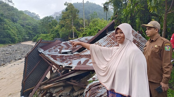 Yusnidar, korban rumah hancur dan terseret arus banjir luapan berharap bantuan pemerintah untuk dibangun tempat tinggal baru, Selasa (17/1) Waspada/Muhammad Riza