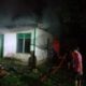 Rumah warga Desa Babah Lhueng, Kecamatan Blangpidie, Abdya hangus dilalap api. Foto Direkam Selasa dinihari (17/1). Waspada/Syafrizal