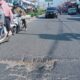 Sepanjang jalan nasional Banda Aceh – Medan yang melintasi wilayah Kota Lhokseumawe, tepatnya di Keude Cunda, Selasa (3/1), kini terbiar rusak dan banyak lubang maut yang mengancam keselamatan orang yang melintas. Waspada/Zainuddin Abdullah