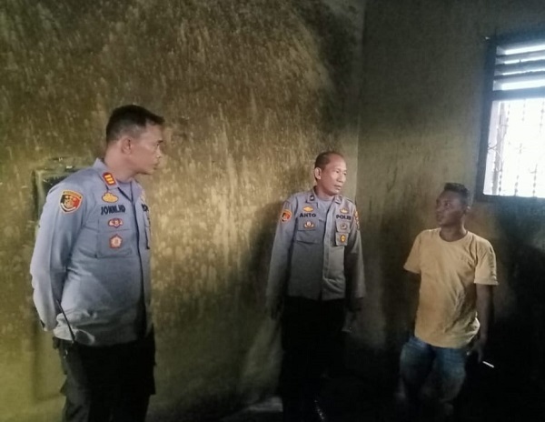Kapolsek Indrapura, AKP Jhonny H Damanik, SH, MH saat mendengarkan kronologis kejadian kebakaran dari korban, Safrin Waspada/Ist