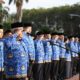 Sekda Aceh Bustami, SE, M.Si, saat menjadi Inspektur Upacara Gabungan yang diikuti oleh para Kepala SKPA/Biro beserta para Pejabat Eselon III, Eselon IV dan pejabat Fungsional di Halaman Kantor Gubernur Aceh, Banda Aceh, Selasa (17/1). (Waspada/Zafrullah)