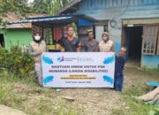 Relawan Lembaga Kemanusiaan Basecamp Solidaritas Indonesia (BSI) Humanity saat menyerahkan bantuan Usaha Mikro Kecil dan Menengah (UMKM) kepada seorang lansia disabilitas pejuang keluarga, Mubarok, warga Desa Arul Pinang, Peunaron, Aceh Timur, Selasa (17/1) pagi. Waspada/ist