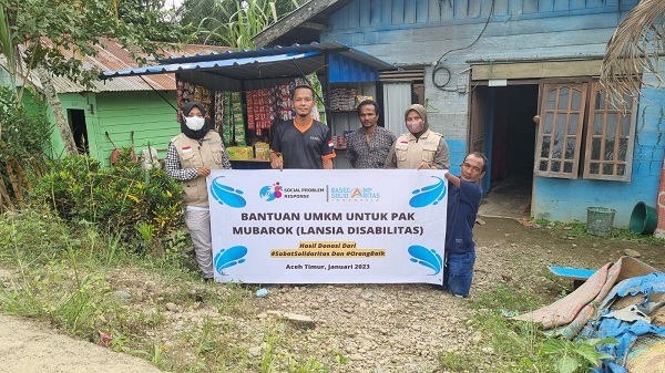 Relawan Lembaga Kemanusiaan Basecamp Solidaritas Indonesia (BSI) Humanity saat menyerahkan bantuan Usaha Mikro Kecil dan Menengah (UMKM) kepada seorang lansia disabilitas pejuang keluarga, Mubarok, warga Desa Arul Pinang, Peunaron, Aceh Timur, Selasa (17/1) pagi. Waspada/ist