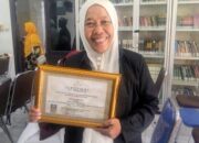 Usia 56 Tahun Wisudawati Terbaik Rumah Qur’an At Tauhid Bersanad