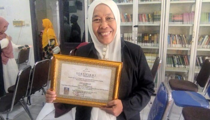 Usia 56 Tahun Wisudawati Terbaik Rumah Qur’an At Tauhid Bersanad