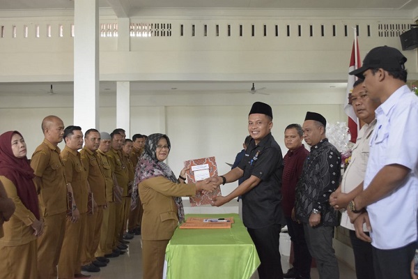 Ketua KPU Palas, Indra Syahbana Nasution, SH, MH bersama Ketua Bawaslu Palas, Rahmat Efendi Siregar, SS saat penyerahan SK Sekretaris PPK se Padanglawas. (Waspada/Ist).