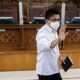 Terdakwa kasus pembunuhan berencana terhadap Nofriansyah Yousa Hutabarat atau Brigadir J, Ferdy Sambo menyapa pengunjung sebelum menjalani sidang di Pengadian Negeri Jakarta Selatan, Jakarta, Selasa (17/1/2023). Antara