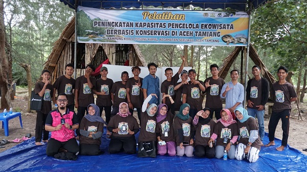 Para peserta pelatihan peningkatan kapasitas pengelola ekowisata berbasis konservasi saat foto bersama di lokasi kegiatan rumah informasi tuntong laut, Kampung Pusing Kapal, Kec Seruway, Kab Aceh Tamiang.(Waspada/Yusri).