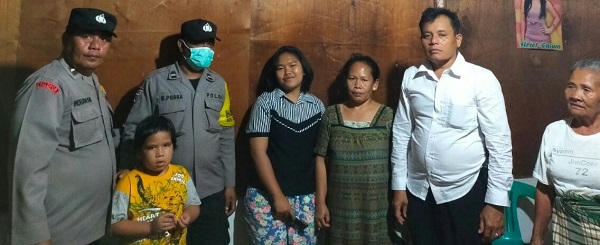 Kanit Reskrim Polsek Siantar Barat Iptu Ponijan Damanik (dua kanan) bersama personel Polsek Siantar Barat Polres Kota Pematangsiantar mengantarkan seorang anak perempuan (dua kiri) ke rumah keluarganya setelah menemukannya tersesat di Taman Bunga atau lapangan Merdeka, saat patroli rutin, Senin (16/1) pukul 20:00.(Waspada-ist).