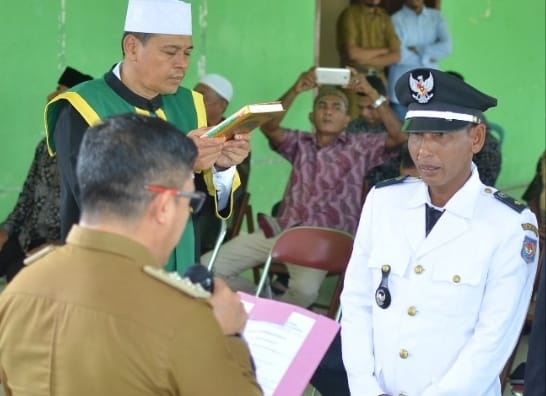 Camat Kembang Tanjong, Kabupaten Pidie Fauzi Harfa melantik Suwandi menjadi Keuchik Gampong Meunasah Krueng, Kecamatan Kembang Tanjong, di Aula kantor Camat, Selasa (3/1) Waspada/Muhammad Riza