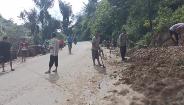 Longsor Dan Banjir Tutupi Jalan Umum Muarasipongi