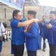 Ketua DPD PAN Agara, Rasid Efendi.ST mengalungkan selempang babe mesikhat pada Ketua DPW PAN Aceh, Ir.H.Mawardi Ali ,di rumah PAN Aceh Tenggara jalan Terminal Terpadu Kutacane, Rabu (18/1). Waspada/Ali Amran