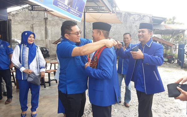 Ketua DPD PAN Agara, Rasid Efendi.ST mengalungkan selempang babe mesikhat pada Ketua DPW PAN Aceh, Ir.H.Mawardi Ali ,di rumah PAN Aceh Tenggara jalan Terminal Terpadu Kutacane, Rabu (18/1). Waspada/Ali Amran