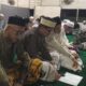 BACAAN SELAWAT: Ratusan jamaah melantunkan selawat dalam peringatan Maulid Nabi Muhammad SAW 1444 hijriyah di Masjid Baitul Mannan Idi Cut, Gampong Matang Pinueng, Kecamatan Darul Aman, Kab. Aceh Timur, Selasa (18/1). Waspada/M Ishak