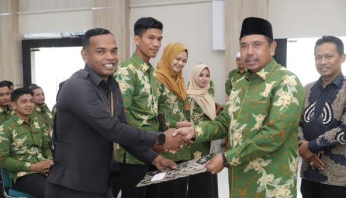 Kakanwil Kemenag Aceh Serahkan SK Pramubhakti