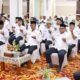 Asisten Administrasi Umum Sekda Aceh, Iskandar AP, bersama para Asisten Sekda Aceh lainnya, Staf Ahli Gubernur Aceh, Kepala SKPA/ Biro dan jajaran di lingkungan Setda Aceh, mengikuti Zikir dan Doa dalam rangka silaturrahmi Pemerintah Aceh di Ruang Potensi Daerah, Kantor Gubernur Aceh, Rabu (18/1). (Waspada/Zafrullah)
